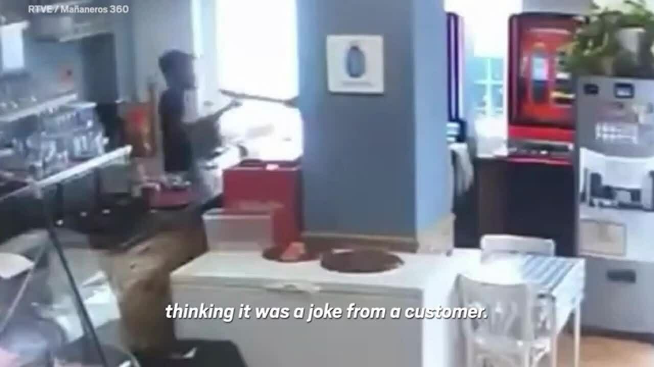 Tên cướp cầm dao rựa xông vào quán bar, nhân viên tưởng trò đùa