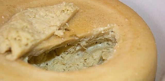 Món ăn "kinh dị nhất thế giới" khiến du khách phải... khóc thét khi thấy giòi bật nhảy cao tới 15cm - Ảnh 2.