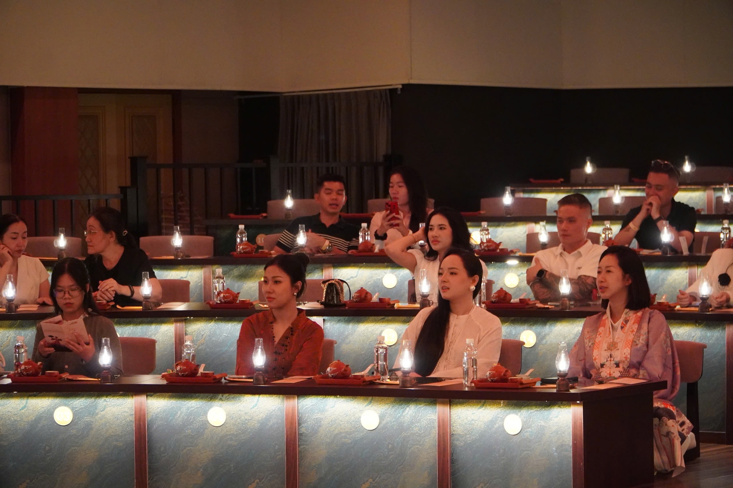 VIDEO: Show nghệ thuật, ẩm thực gần 2 triệu đồng ở trung tâm TPHCM có gì đặc biệt? - Ảnh 15.