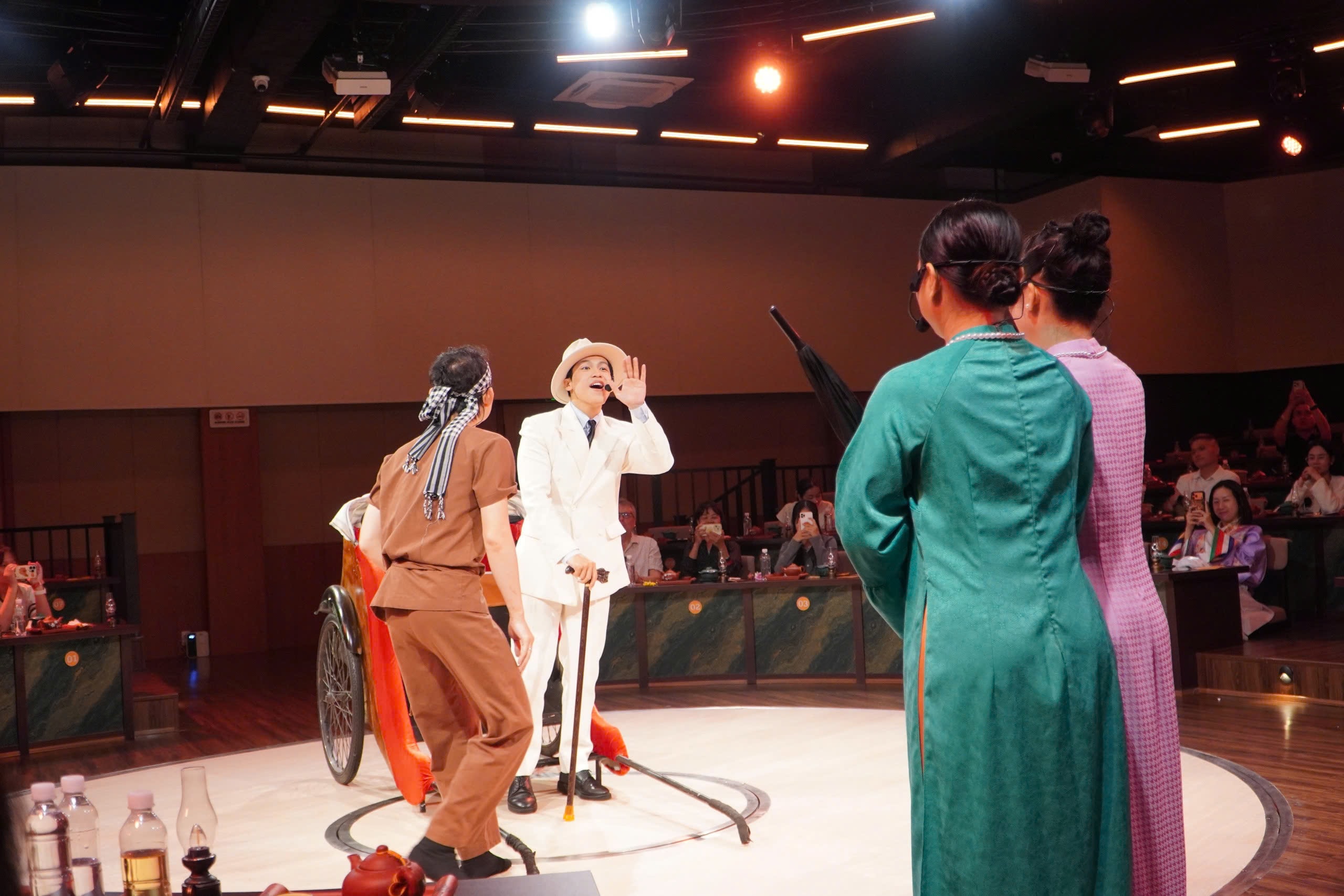 VIDEO: Show nghệ thuật, ẩm thực gần 2 triệu đồng ở trung tâm TPHCM có gì đặc biệt? - Ảnh 6.