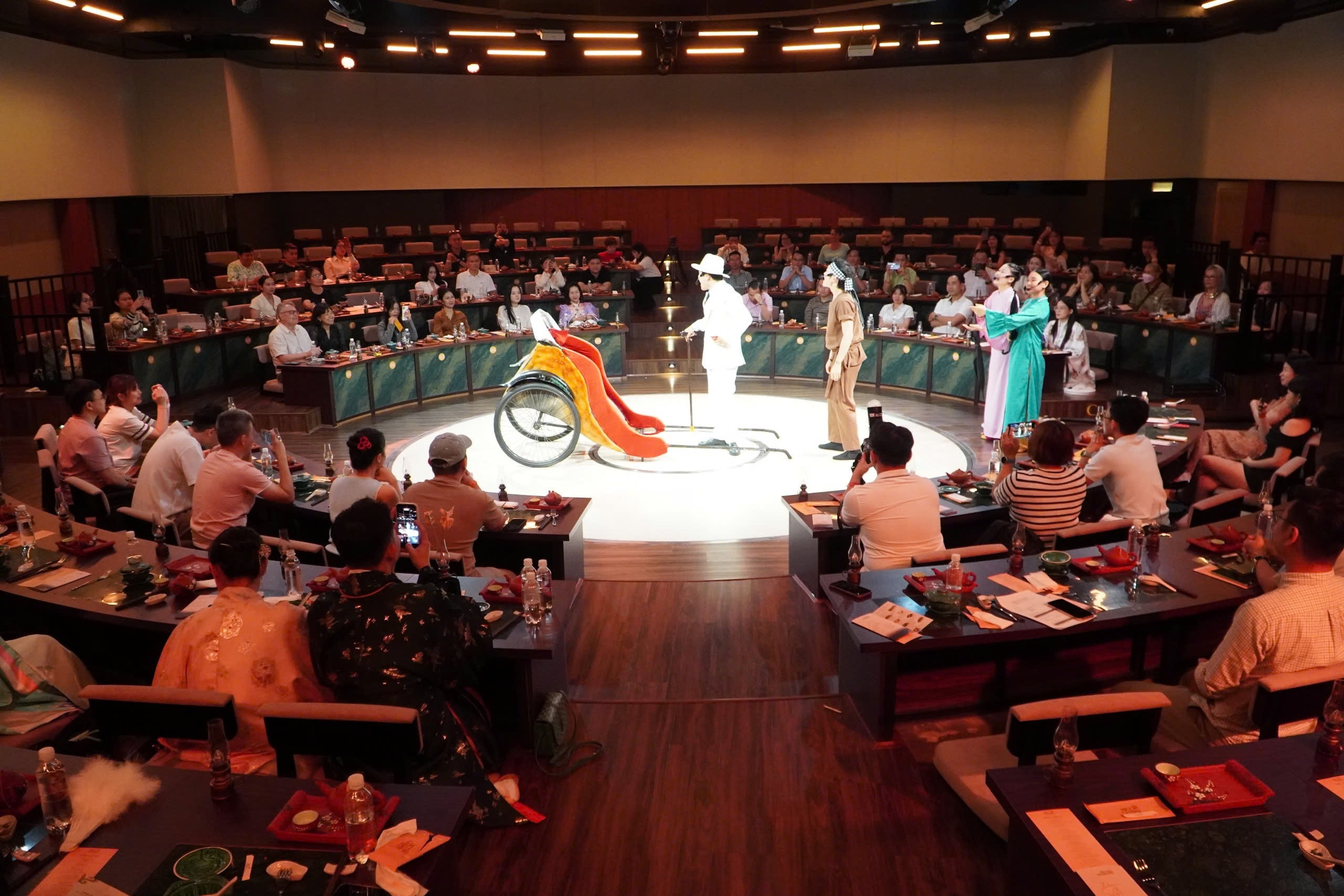 VIDEO: Show nghệ thuật, ẩm thực gần 2 triệu đồng ở trung tâm TPHCM có gì đặc biệt? - Ảnh 1.