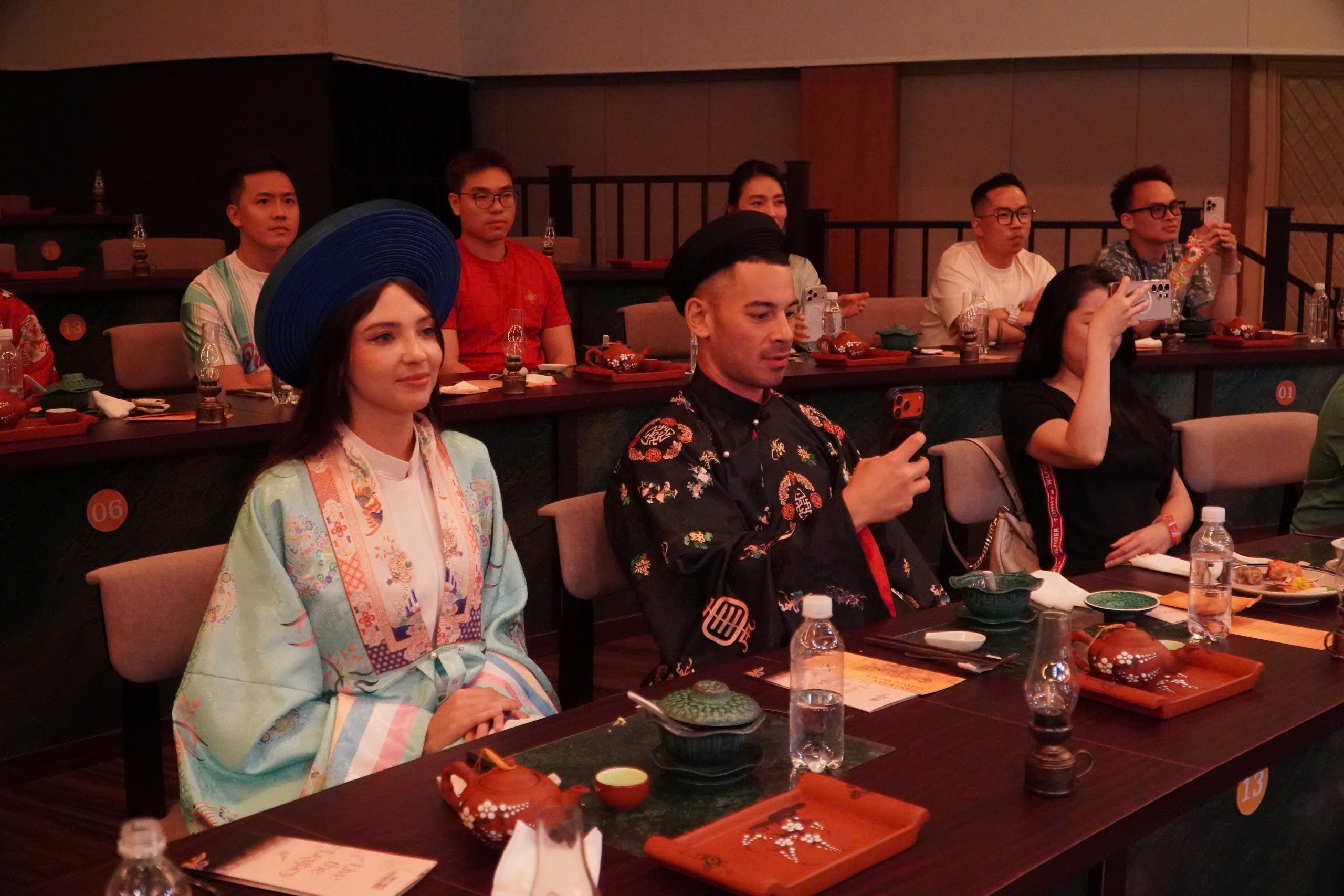 VIDEO: Show nghệ thuật, ẩm thực gần 2 triệu đồng ở trung tâm TPHCM có gì đặc biệt? - Ảnh 11.