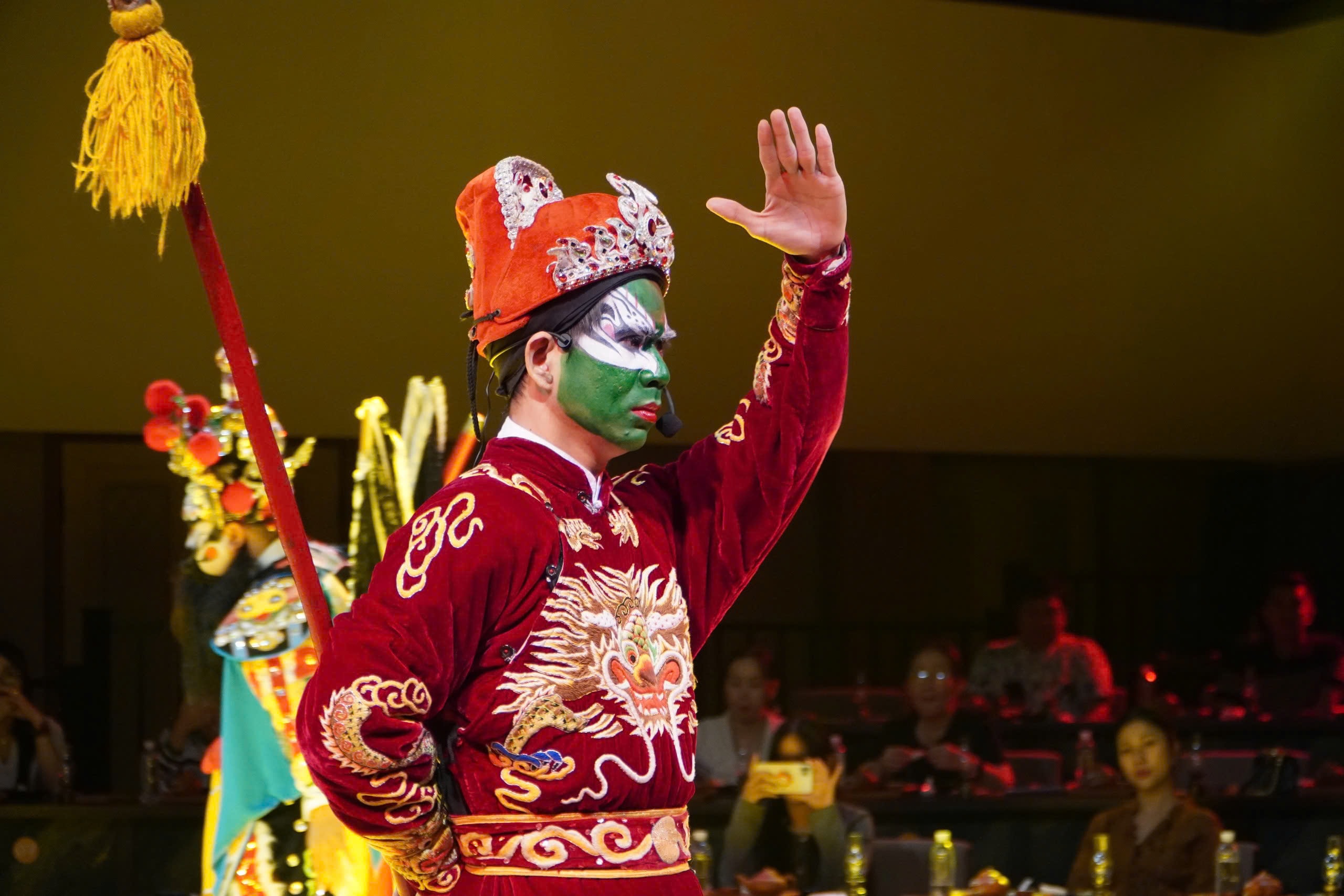 VIDEO: Show nghệ thuật, ẩm thực gần 2 triệu đồng ở trung tâm TPHCM có gì đặc biệt? - Ảnh 8.