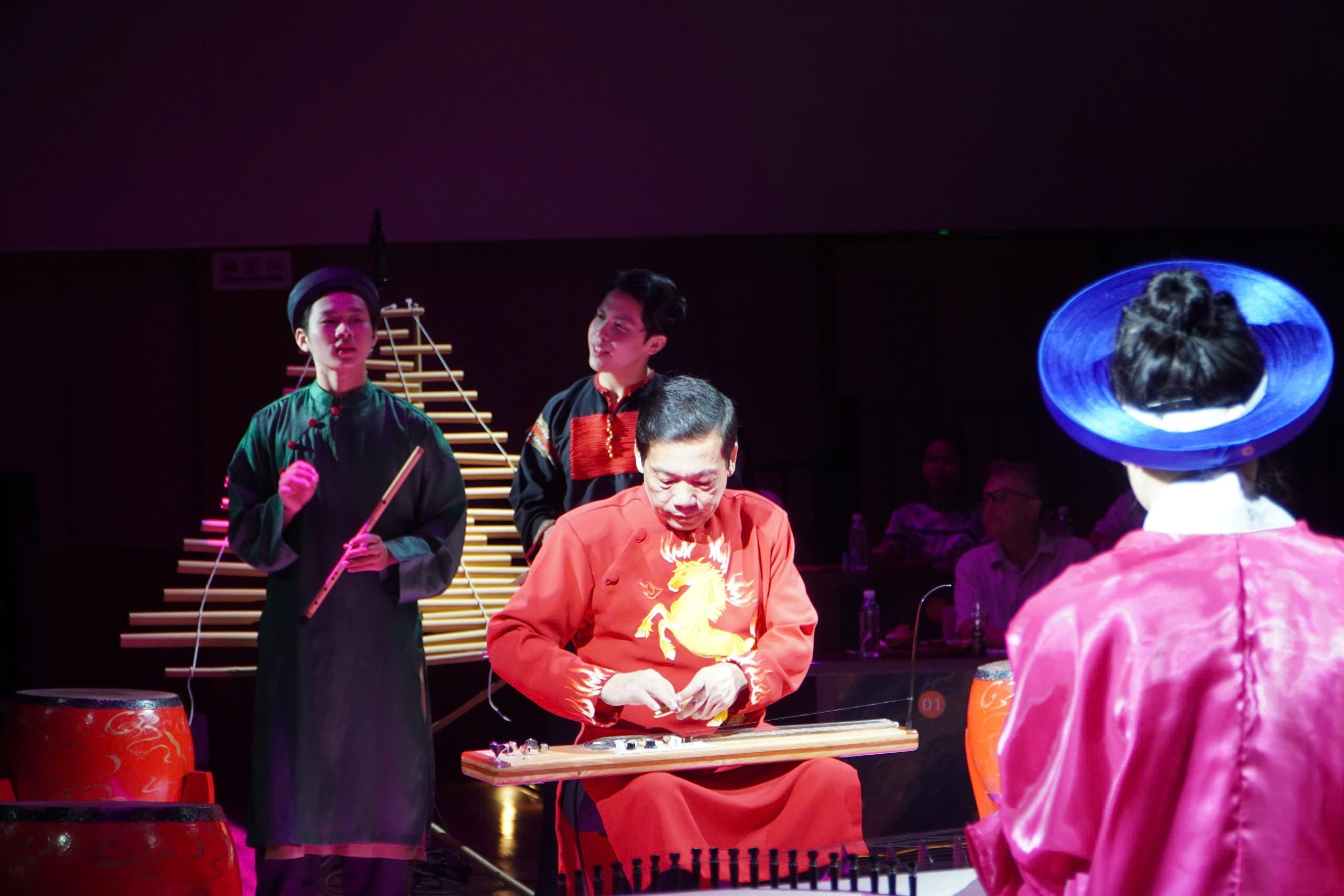 VIDEO: Show nghệ thuật, ẩm thực gần 2 triệu đồng ở trung tâm TPHCM có gì đặc biệt? - Ảnh 7.