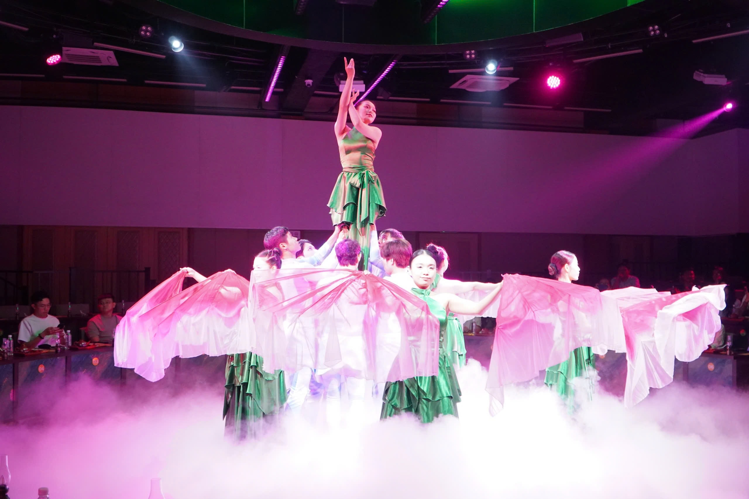 VIDEO: Show nghệ thuật, ẩm thực gần 2 triệu đồng ở trung tâm TPHCM có gì đặc biệt? - Ảnh 2.