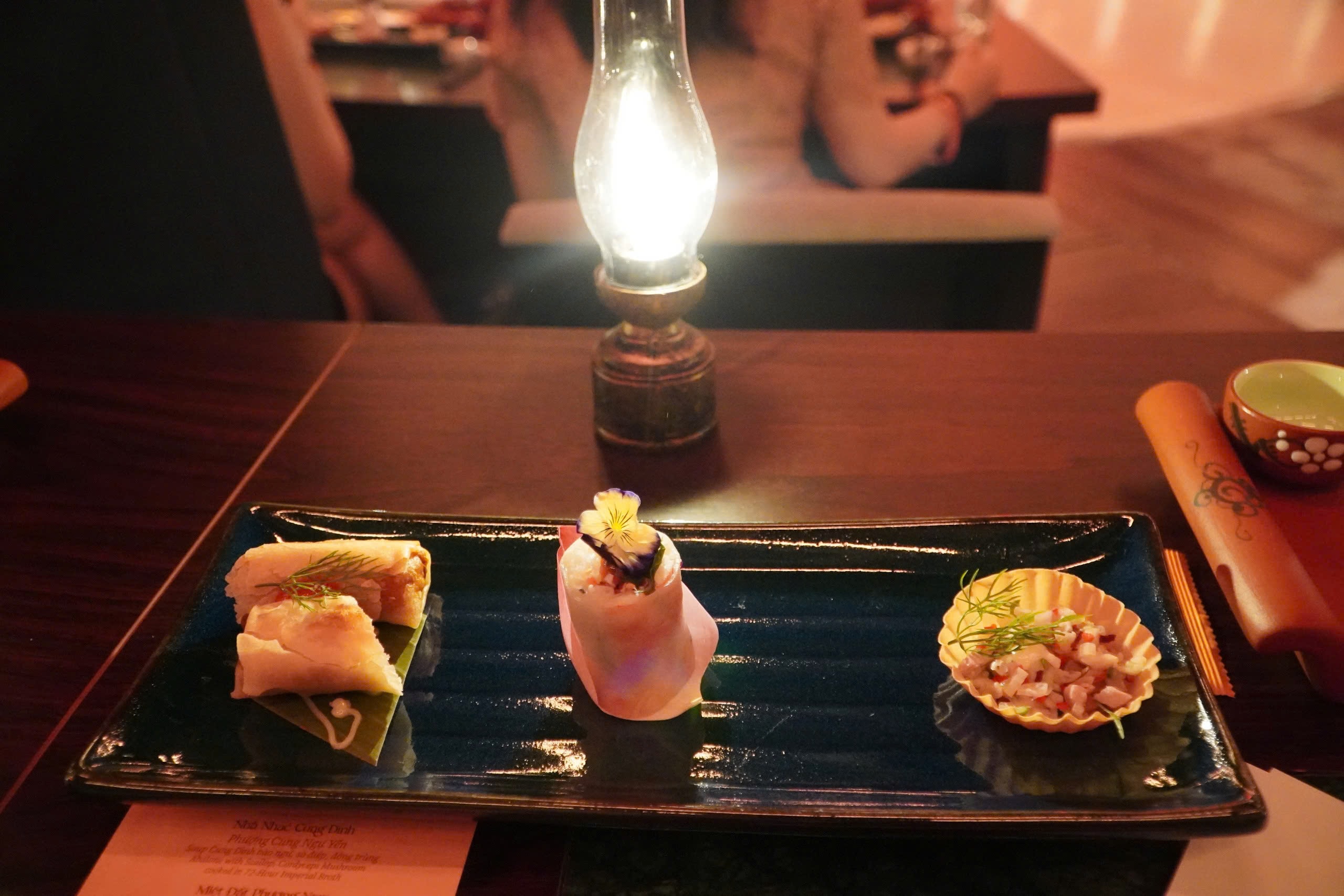 VIDEO: Show nghệ thuật, ẩm thực gần 2 triệu đồng ở trung tâm TPHCM có gì đặc biệt? - Ảnh 12.