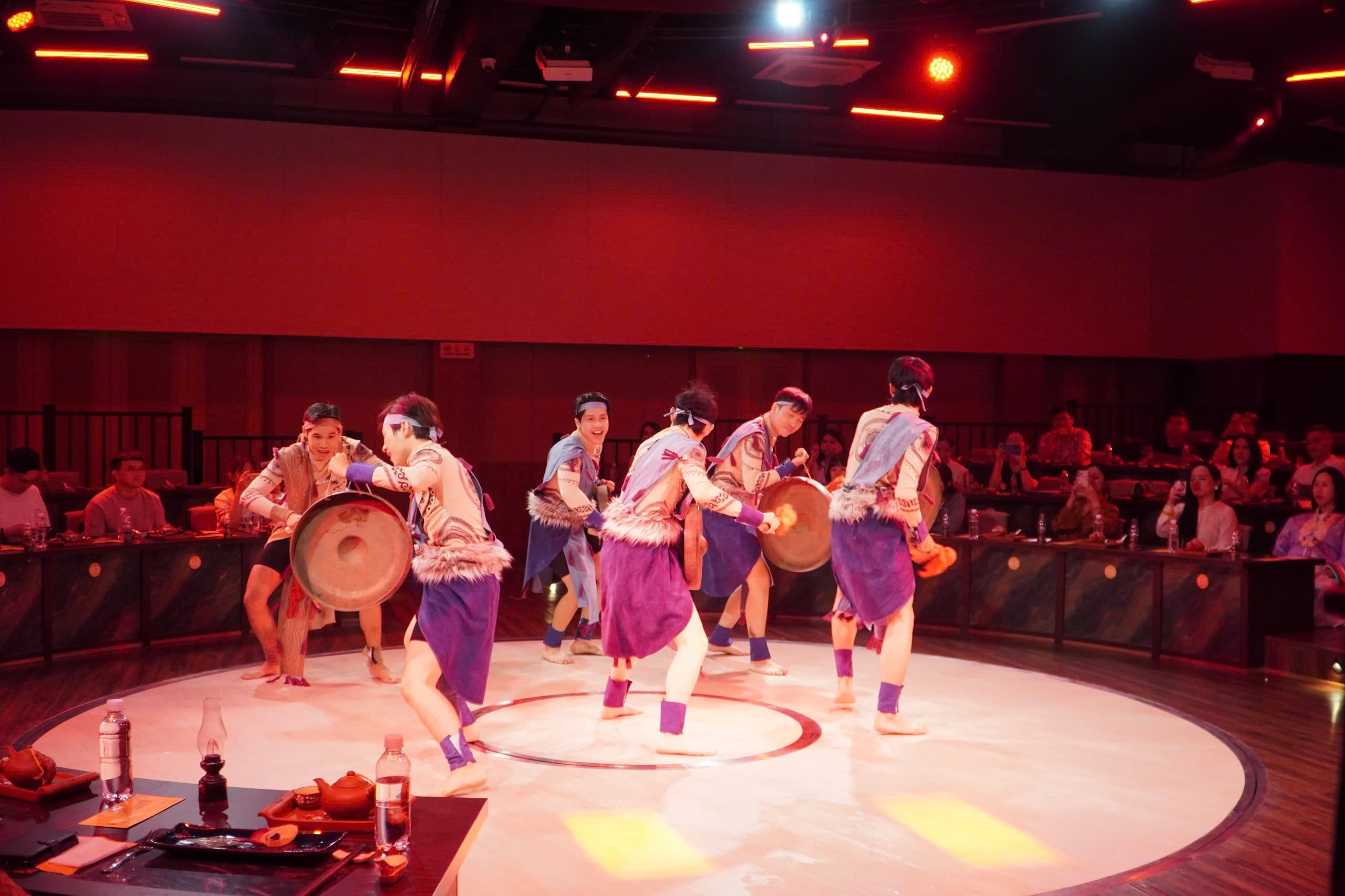 VIDEO: Show nghệ thuật, ẩm thực gần 2 triệu đồng ở trung tâm TPHCM có gì đặc biệt? - Ảnh 4.