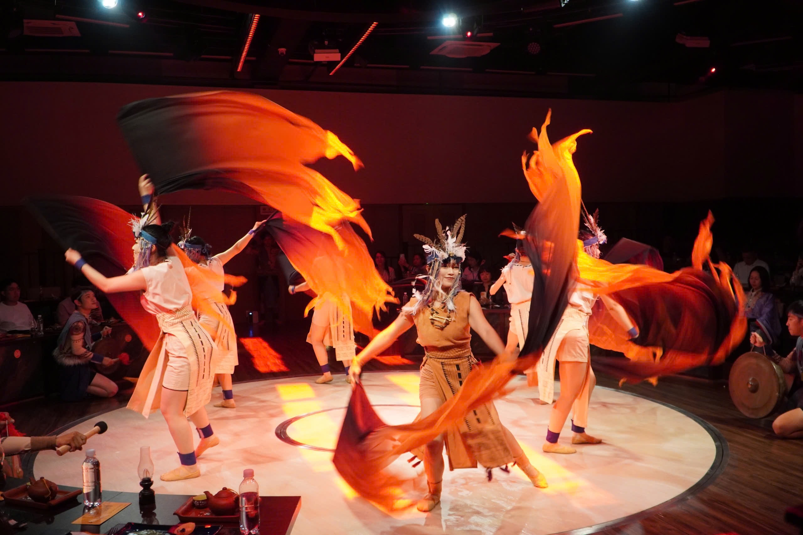 VIDEO: Show nghệ thuật, ẩm thực gần 2 triệu đồng ở trung tâm TPHCM có gì đặc biệt? - Ảnh 3.