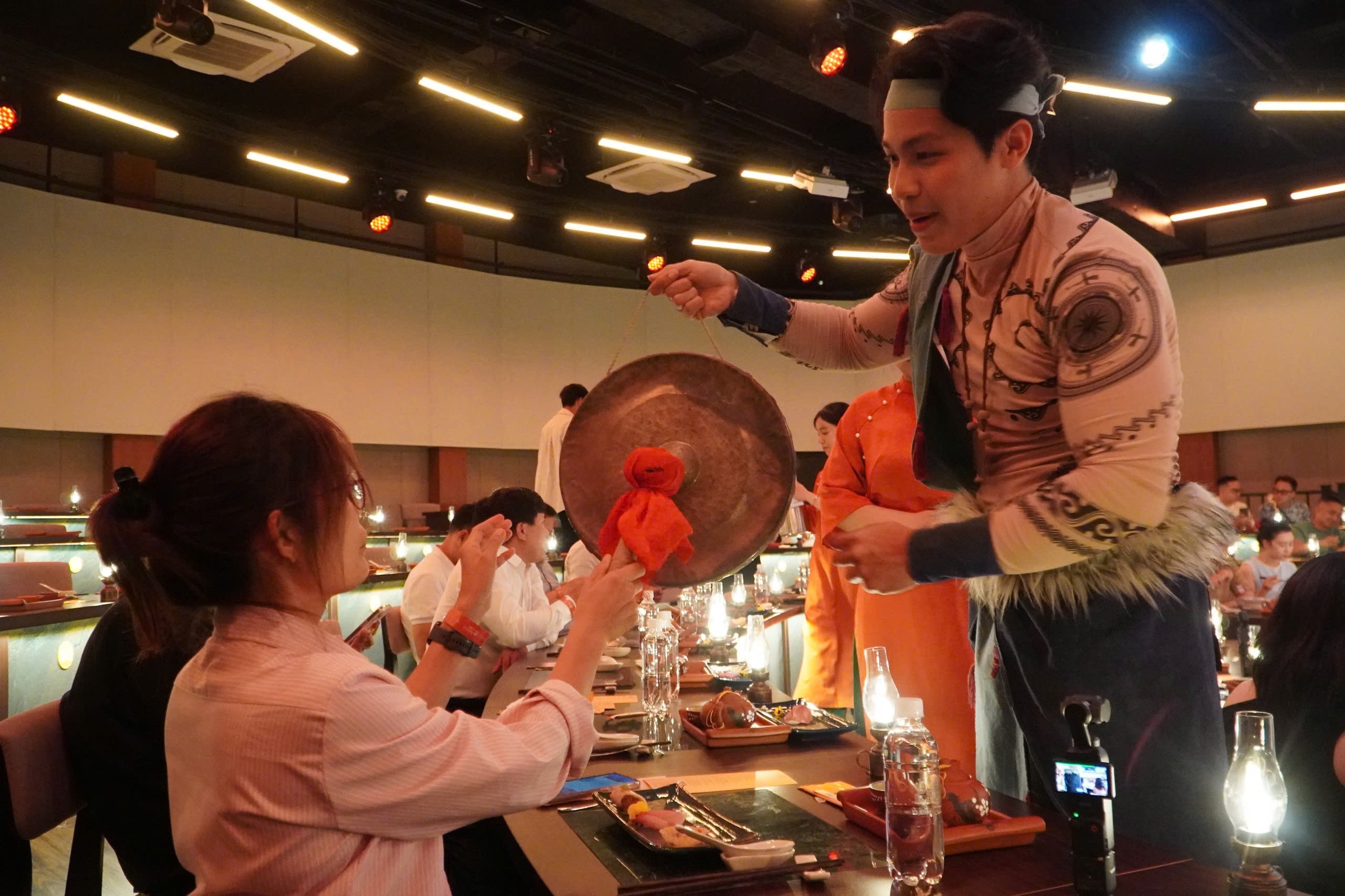 VIDEO: Show nghệ thuật, ẩm thực gần 2 triệu đồng ở trung tâm TPHCM có gì đặc biệt? - Ảnh 9.