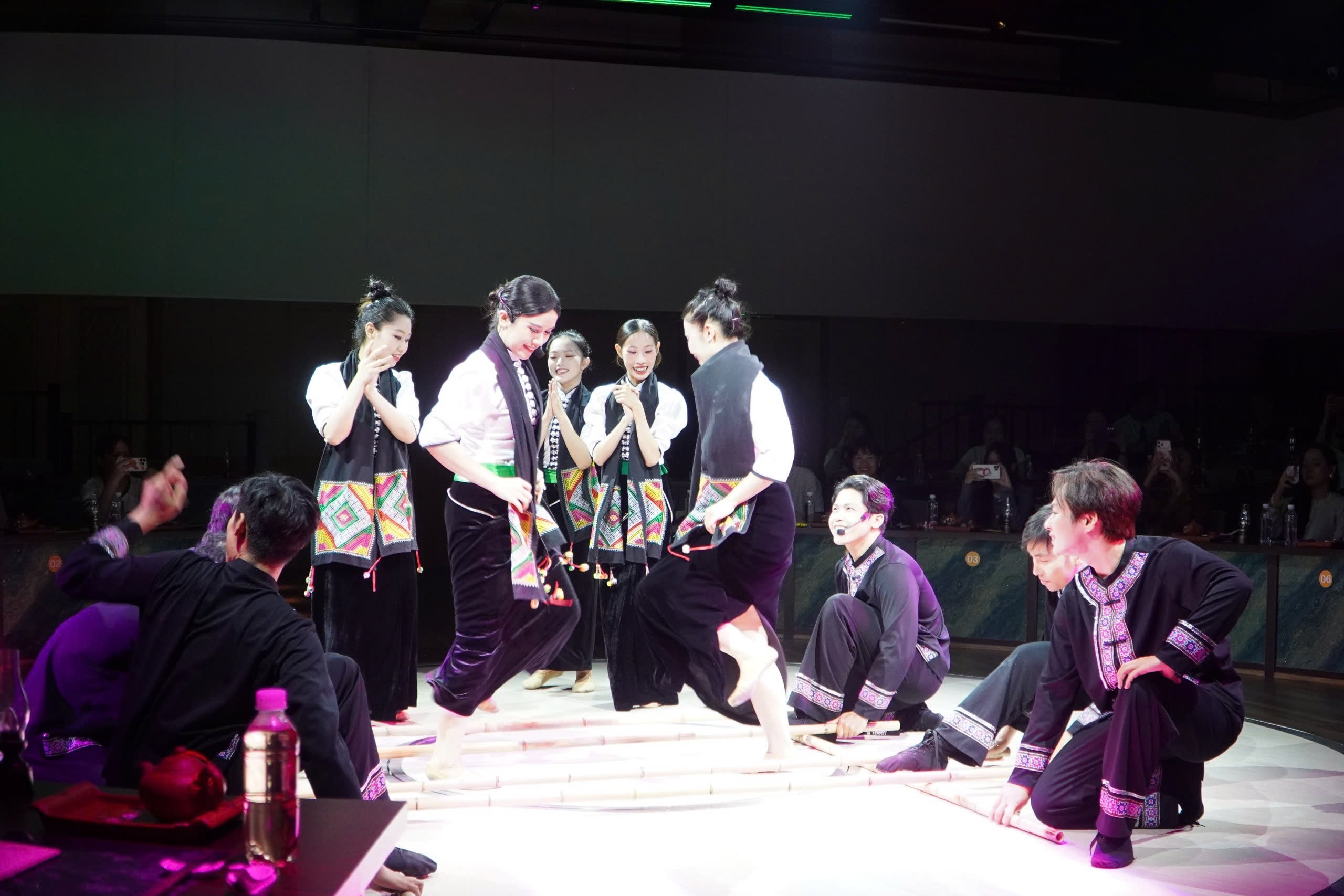 VIDEO: Show nghệ thuật, ẩm thực gần 2 triệu đồng ở trung tâm TPHCM có gì đặc biệt? - Ảnh 5.