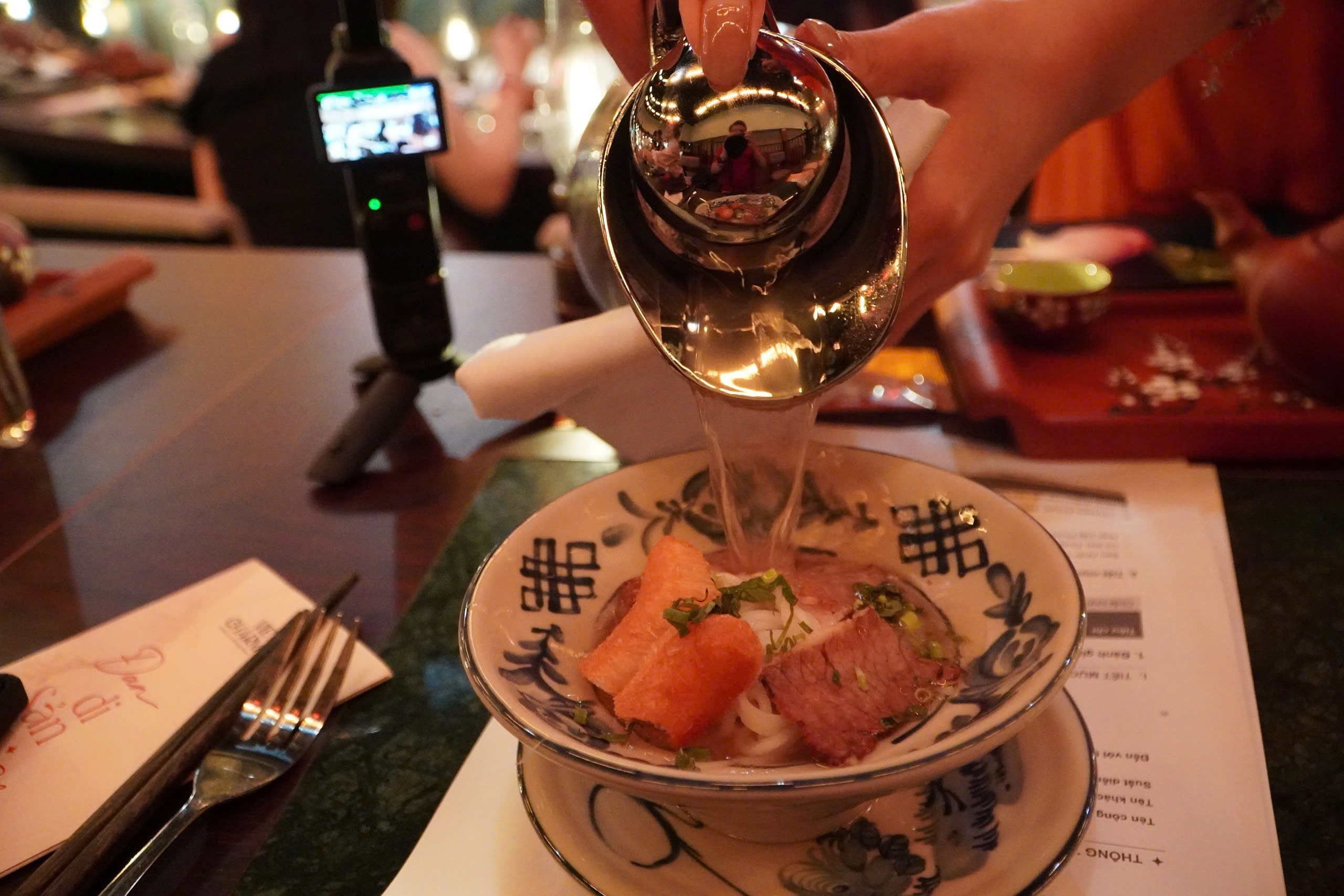 VIDEO: Show nghệ thuật, ẩm thực gần 2 triệu đồng ở trung tâm TPHCM có gì đặc biệt? - Ảnh 13.