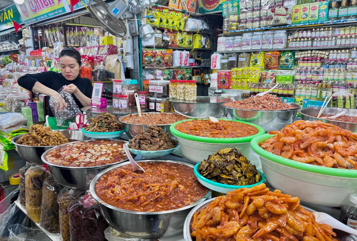 4 Món bánh đặc sản Huế giá rẻ , khách ăn chục chiếc chưa chán - Ảnh 6. 4 Món bánh đặc sản Huế giá rẻ , khách ăn chục chiếc chưa chán - Ảnh 6.