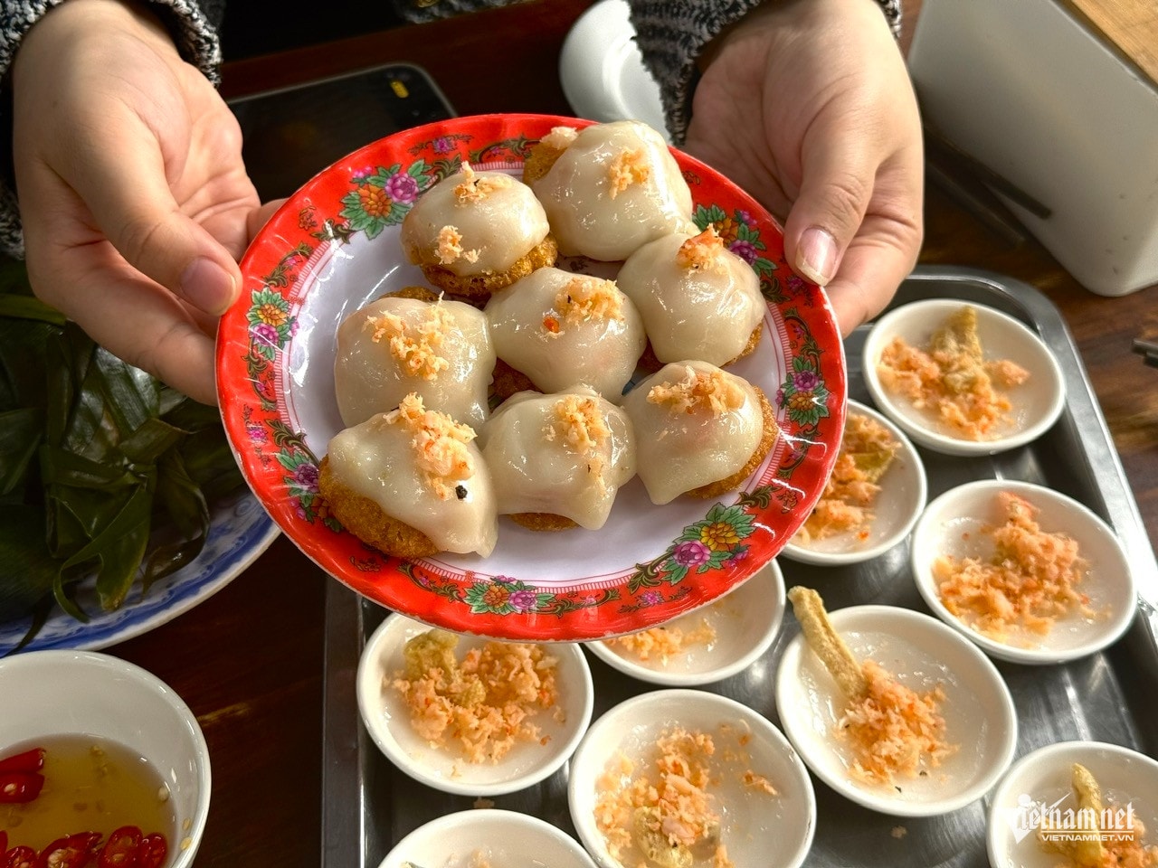 4 Món bánh đặc sản Huế giá rẻ , khách ăn chục chiếc chưa chán - Ảnh 1. 4 Món bánh đặc sản Huế giá rẻ , khách ăn chục chiếc chưa chán - Ảnh 1.