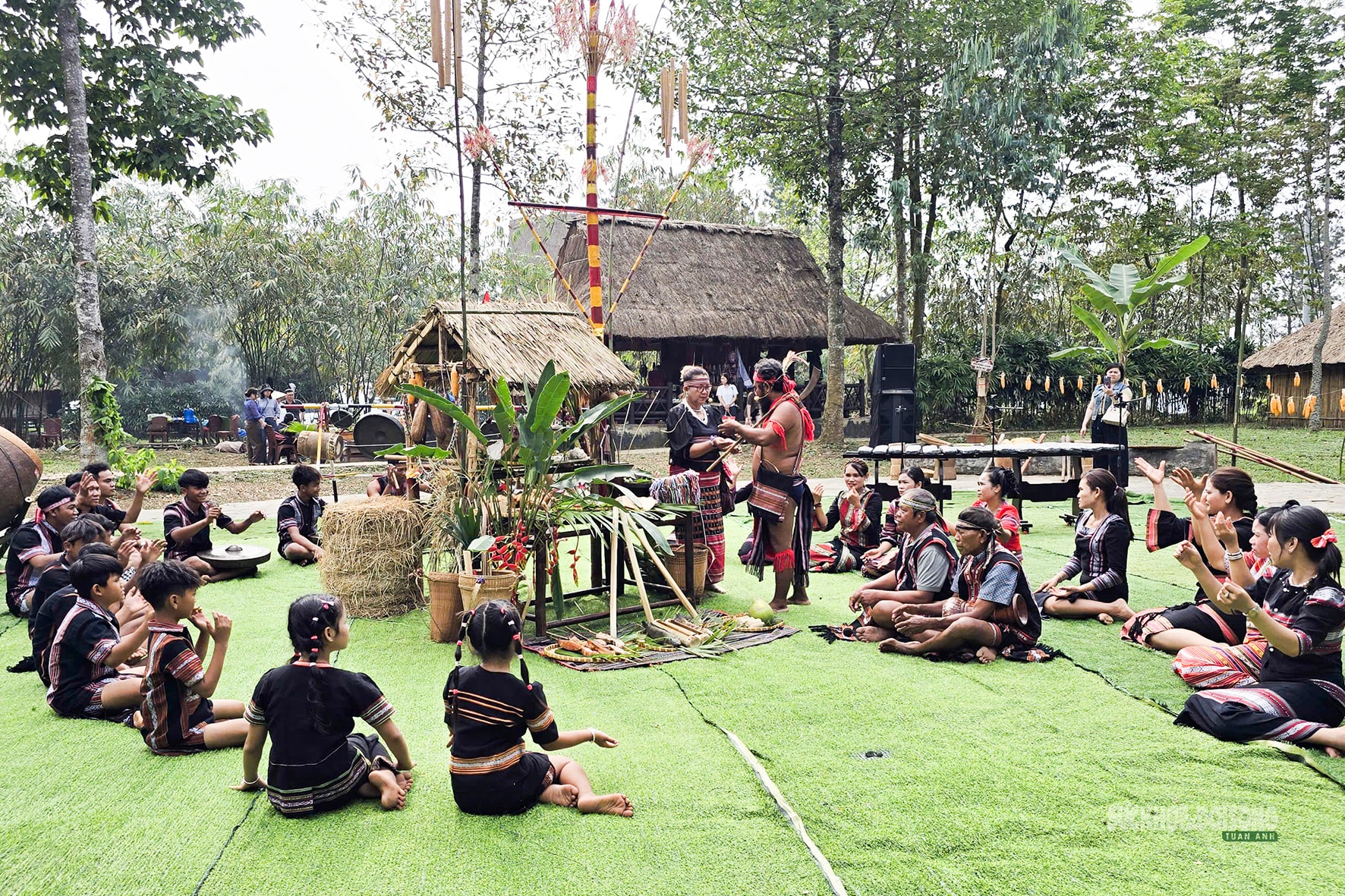 Theo nhịp cồng chiêng vào lễ cầu an của người S'tiêng- Ảnh 1.