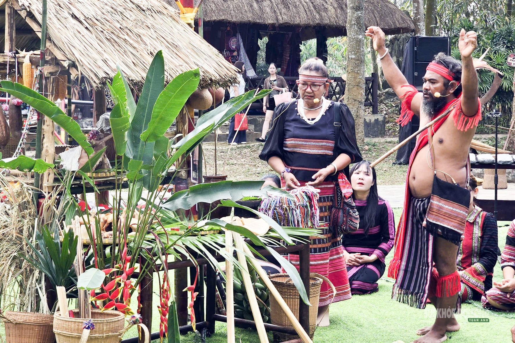 Theo nhịp cồng chiêng vào lễ cầu an của người S'tiêng- Ảnh 2.