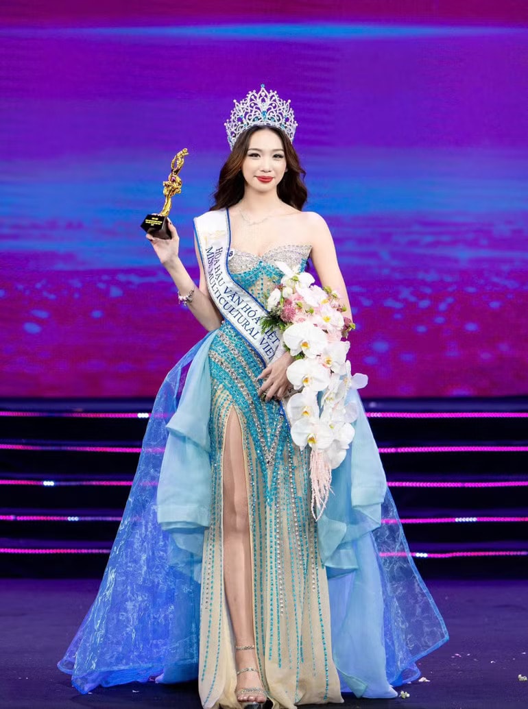 Người đẹp Nguyễn Trần Hà Linh đến từ Ninh Bình đăng quang Hoa hậu văn hoá Việt Nam 2026.