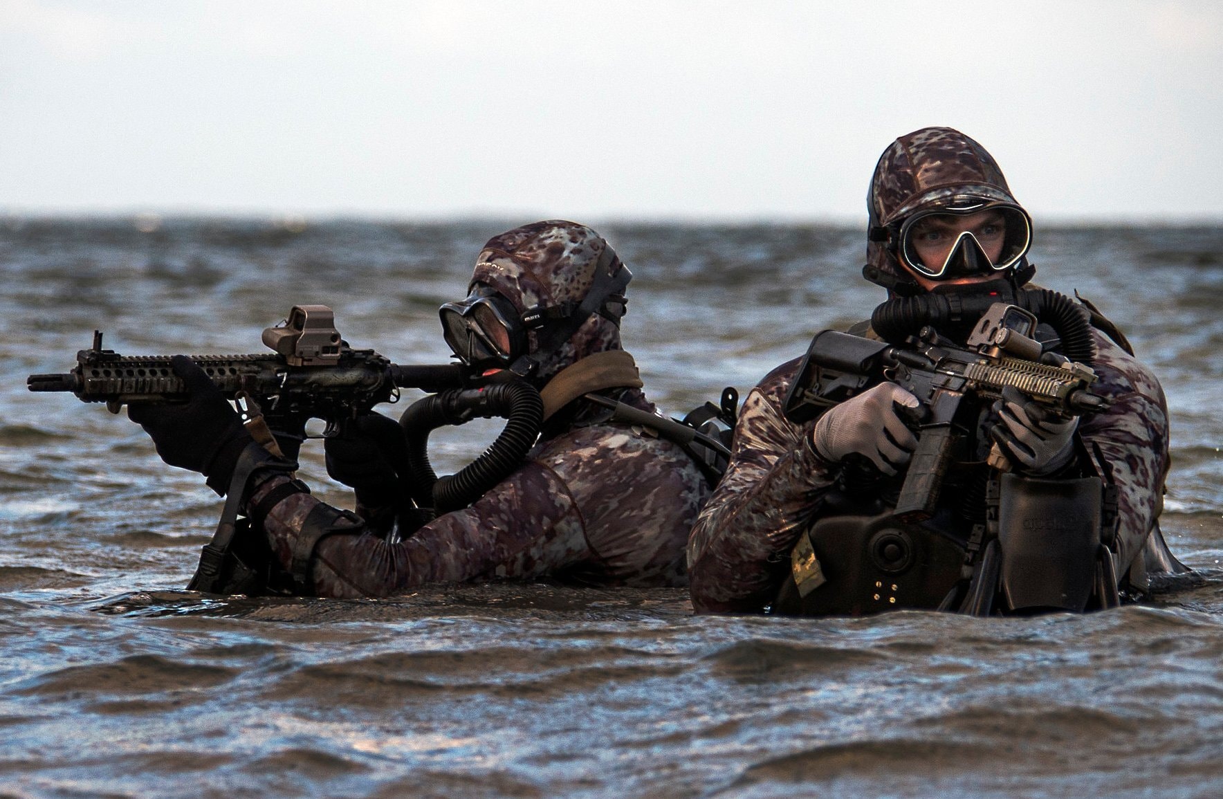 Đặc nhiệm SEAL Team 6 huấn luyện trên biển. Ảnh NI