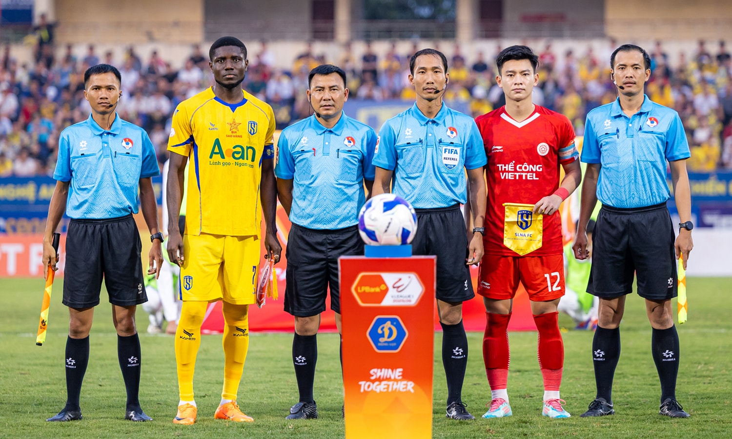 Trọng tài gây tranh cãi trong trận đấu giữa Sông Lam Nghệ An và Thể Công Viettel.