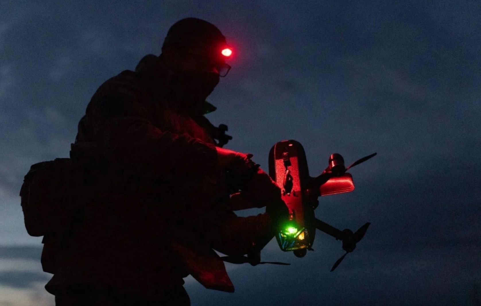 Binh sỹ Ukraine chuẩn bị đánh chặn UAV. Ảnh: Nikoletta Stoyanova /Getty