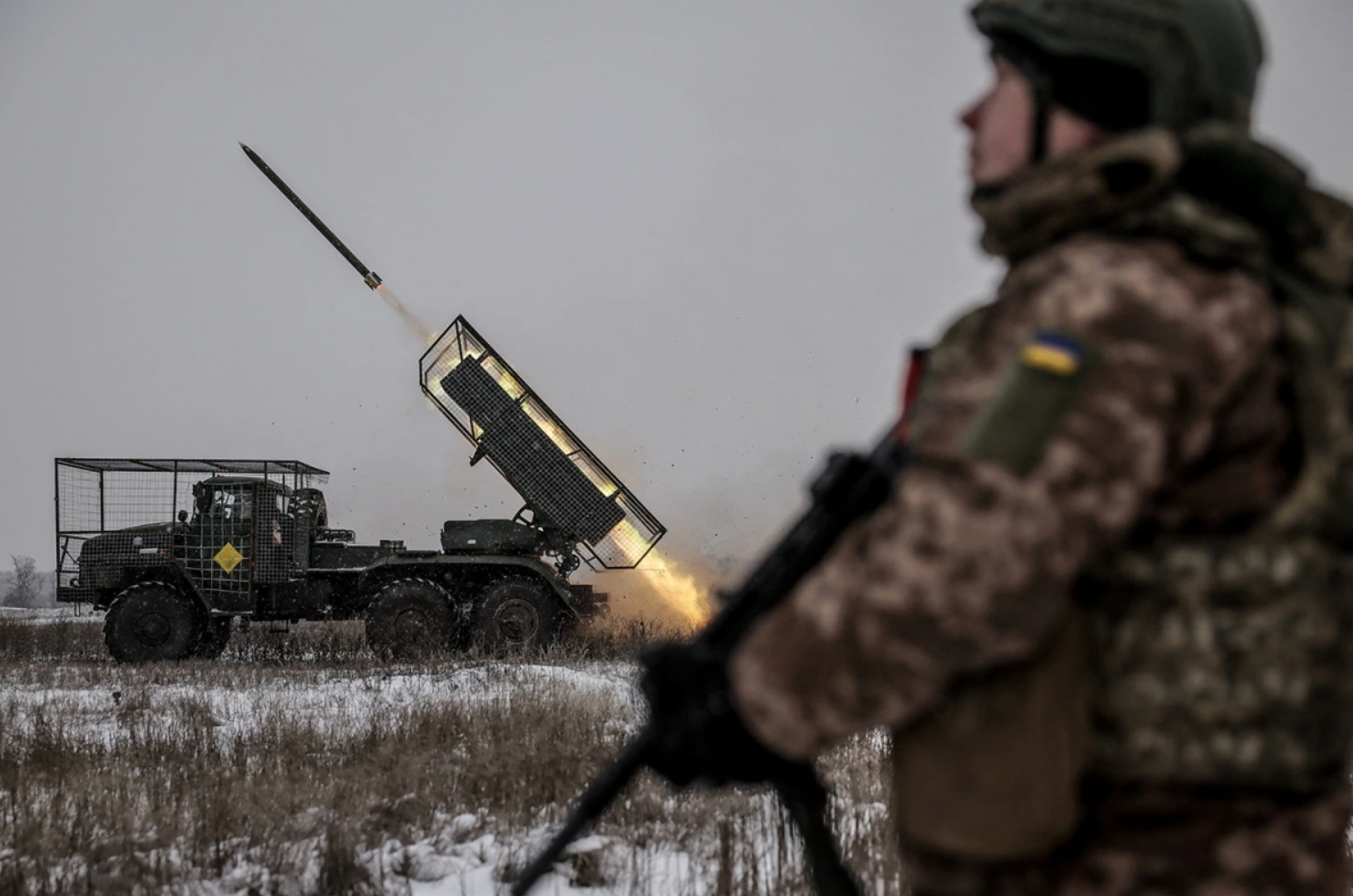 Lữ đoàn Cơ giới Độc lập số 24 của Ukraine khai hỏa hệ thống pháo phản lực phóng loạt BM-21 Grad nhằm vào lực lượng Nga gần thị trấn tiền tuyến Chasiv Yar, tỉnh Donetsk, ngày 15/1/2026. Ảnh: Reuters