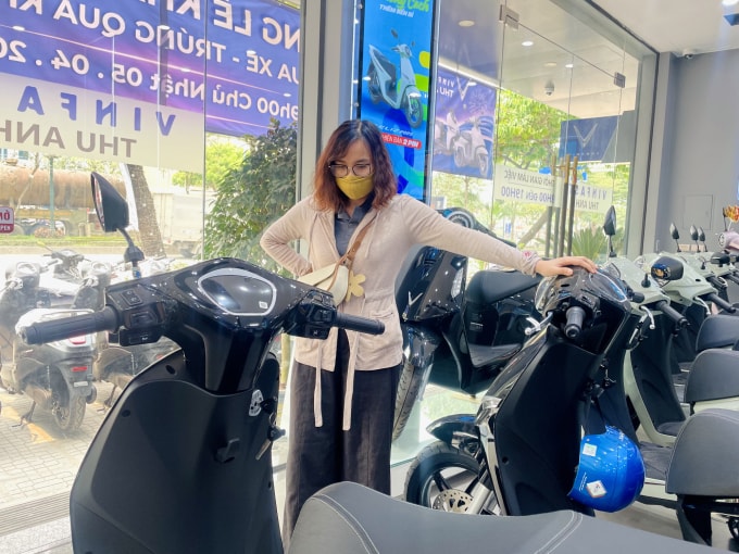 Chị Hoa, 36 tuổi, ở Thanh Oai, mua xe tại một đại lý ở Dương Nội, trưa 3/4. Ảnh: Phan Dương