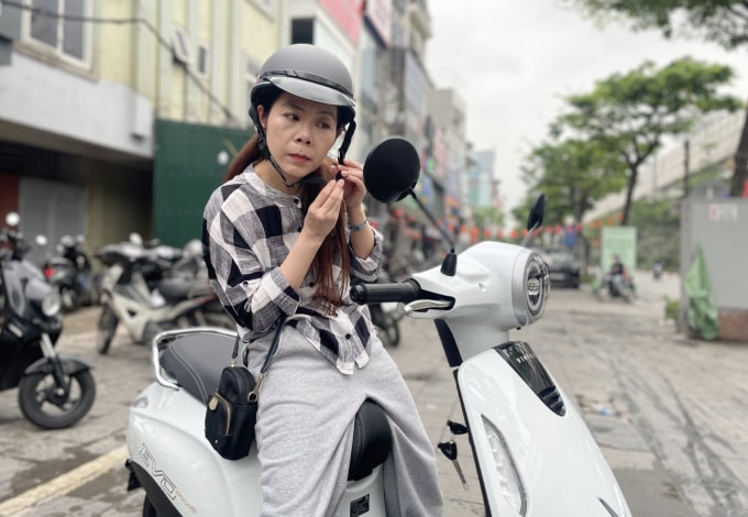 Chị Thanh Hà, 45 tuổi, ở phường Mai Dịch, nhận bàn giao xe mới sáng 2/4. Ảnh: Phan Dương