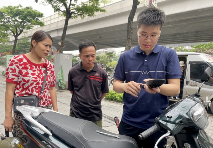 Vợ chồng chị Hà, ở phường Xuân Đỉnh mua xe điện sáng 2/4. Ảnh: Phan Dương