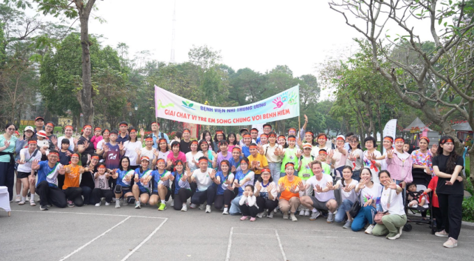 Các y bác sĩ và người thân trong lễ phát động giải chạy. Ảnh: Bệnh viện Nhi Trung Ương