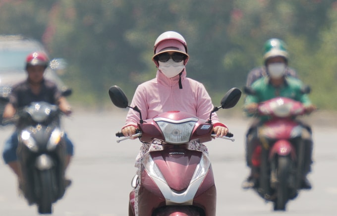 Nắng nóng, người dân tham gia giao thông trên Đại Lộ Thăng Long, Hà Nội. Ảnh: Ngọc Thành