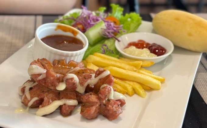 Chăm tập luyện nhưng bổ sung nhiều calo từ chế độ ăn uống khó giảm cân. Ảnh: Anh Chi