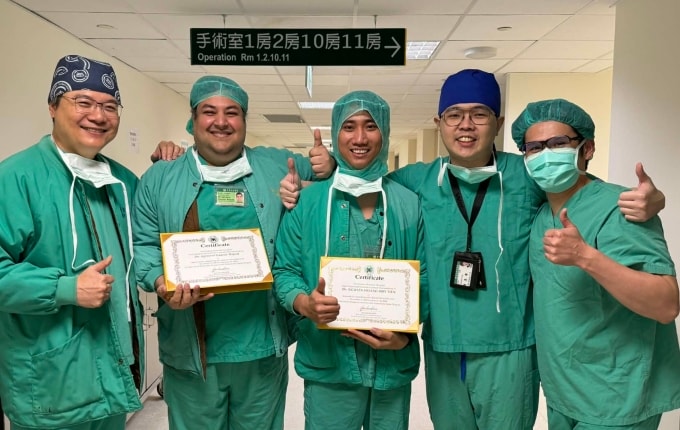 Bác sĩ Tiến (ở giữa) khi tham gia khóa học tại Đài Loan cùng các đồng nghiệp nước ngoài, tháng 2/2026. Ảnh: Bác sĩ cung cấp