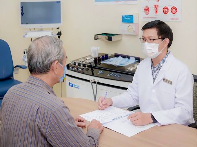 Bác sĩ Phát đang khám, tư vấn điều trị cho ông Lĩnh. Ảnh: Phòng khám Đa khoa Tâm Anh Quận 7