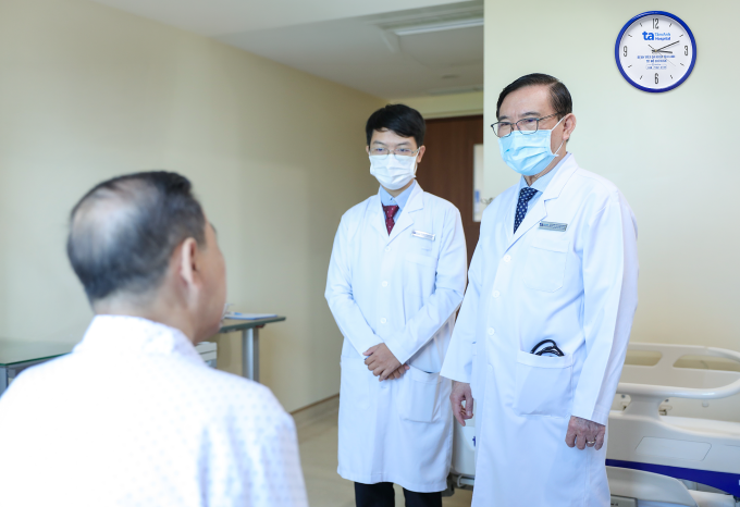 Giáo sư Nhân (ngoài cùng bên phải) hướng dẫn bệnh nhân chế độ sinh hoạt hợp lý sau khi can thiệp đặt stent. Ảnh: Trung Vũ