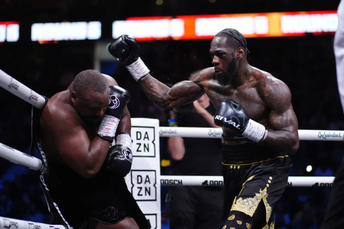 Deontay Wilder (phải) dồn Derek Chisora về góc đài trong trận quyền Anh hạng nặng tại The O2 Arena, London, Anh ngày 4/4/2026. Ảnh: AP