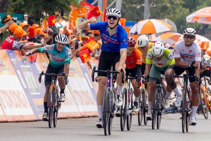 Marchuk Dzianis mừng chiến thắng chặng 4 giải xe đạp toàn quốc tranh Cup Truyền hình HTV 2025 từ Hà Nội đi Thanh Hóa trưa 6/4. Ảnh: Đức Huy