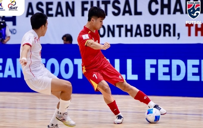 Nguyễn Đa Hải lập (số 7) ghi hai bàn giúp Việt Nam đánh bại Myanmar 4-0 ở lượt đầu giải vô địch futsal Đông Nam Á, tối 6/4. Ảnh: FA