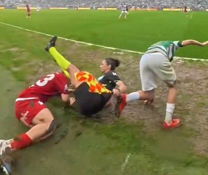 Arikboga (giữa) ngã xuống sau pha tranh chấp của hai cầu thủ. Ảnh chụp màn hình