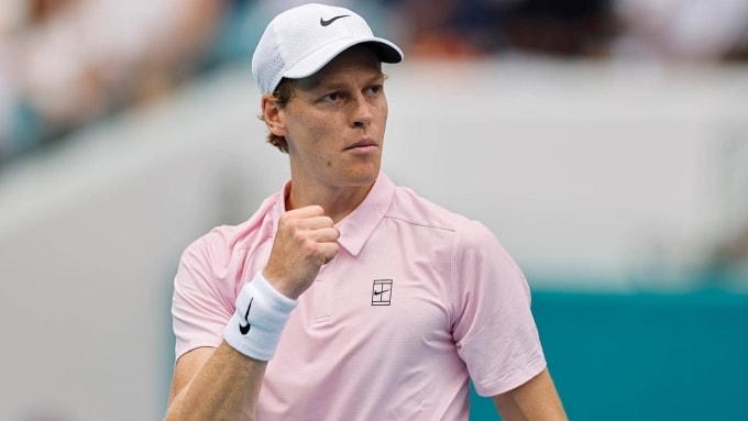 Sinner mừng một điểm thắng ở chung kết Miami Mở rộng, trên sân Hard Rock, Miami, Florida, Mỹ hôm 29/3. Ảnh: Reuters