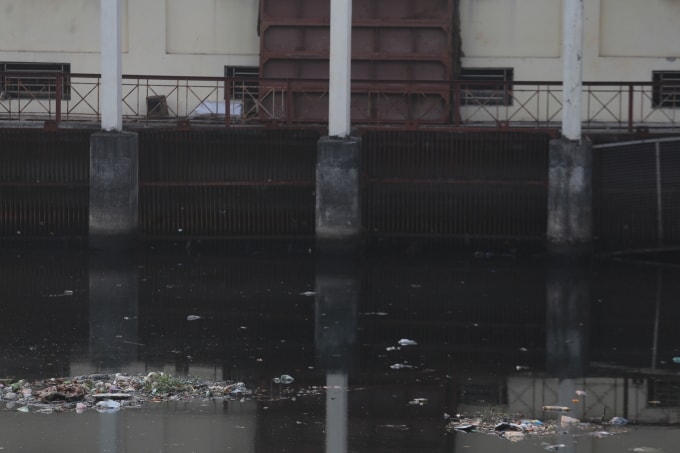 Dòng nước đen kịt, đặc quánh ở cửa trạm bơm Bình Lâu, Hải Phòng. Ảnh: Gia Chính