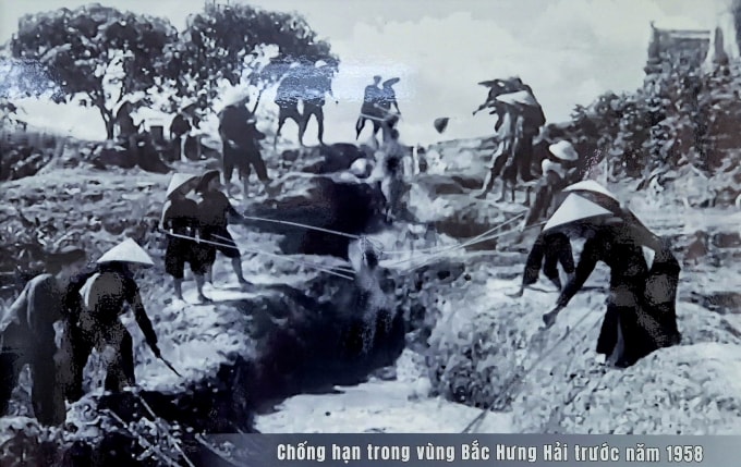 Người dân chống hạn cho Bắc Hưng Hải trước năm 1958. Ảnh: Bộ Nông nghiệp và Môi trường