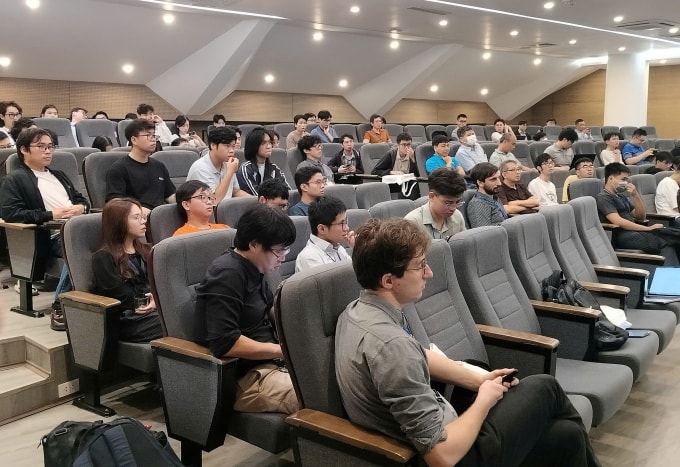 Các sinh viên, giáo sư tại sự kiện sáng ngày 5/4. Ảnh: Khánh Linh