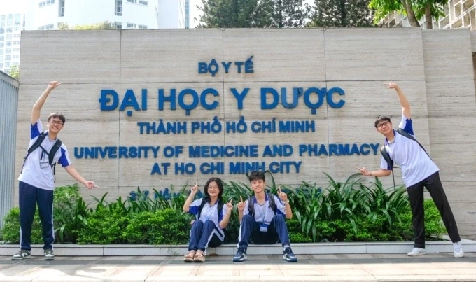 Cổng trường Đại học Y Dược TP HCM. Ảnh: UMP