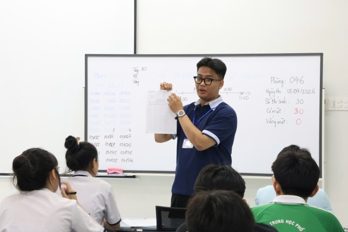 Cán bộ coi thi phổ biến quy chế thi đánh giá năng lực tại điểm thi trường Đại học Khoa học Xã hội và Nhân văn, phường Đông Hòa, sáng 5/4. Ảnh: VNUHCM