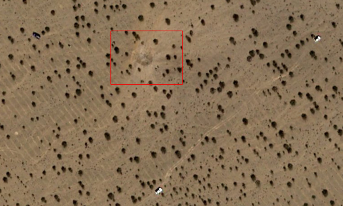 Miệng hố (khoanh đỏ) xuất hiện tại khu vực tiêm kích F-15E Mỹ rơi hôm 5/4. Ảnh: Airbus