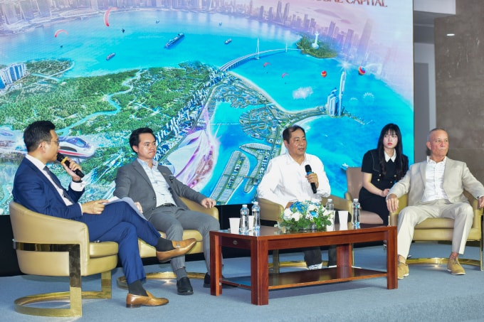 Từ phải sang: ông Troy Griffiths, Phó tổng giám đốc, Bộ phận quản lý cấp cao Savills TP HCM; ông Đinh Thế Hiển - Viện trưởng Viện Nghiên cứu Tin học và Kinh tế ứng dụng; ông Ngô Thành Huấn - CEO FIDT. Ảnh: Vingroup