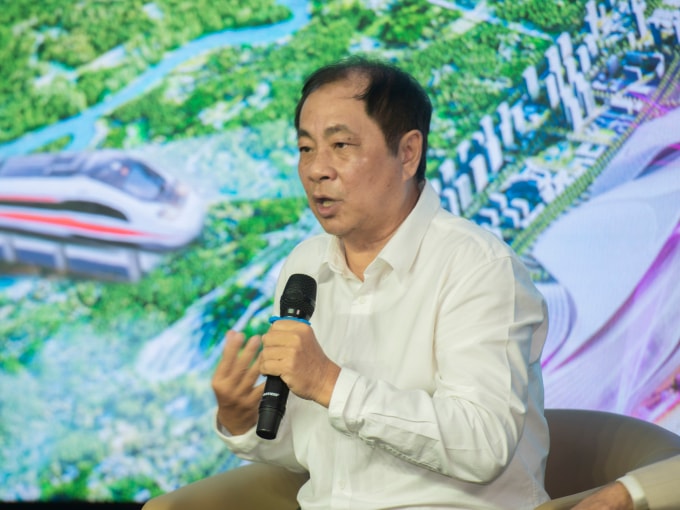 Tiến sĩ Đinh Thế Hiển phát biểu tại tọa đàm. Ảnh: Vingroup