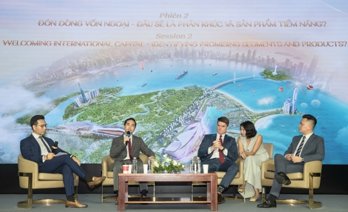 Các diễn giả tham gia tọa đàm sáng 6/4. Ảnh: Vingroup