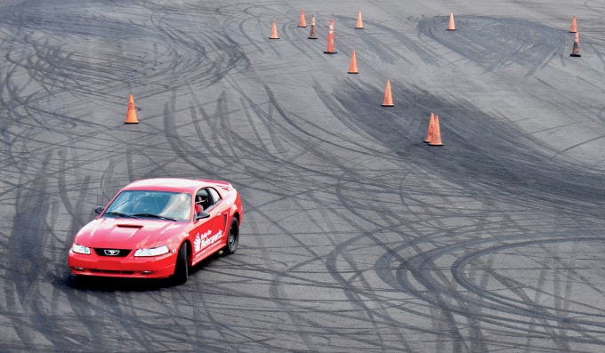 tài xế đang thực hành khóa học lái xe an toàn tại Mỹ. Ảnh: Bobbyoresports