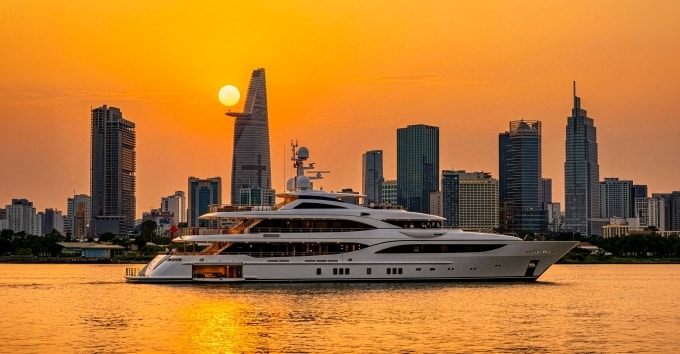 Du thuyền ngắm hoàng hôn trên sông Sài Gòn. Ảnh: VPG