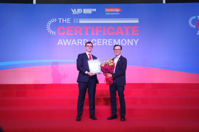 Ông Nguyễn Khắc Dũng (bên phải) đại diện Cambridge trao chứng nhận Trung tâm đào tạo Vàng cho đại diện VUS. Ảnh: VUS